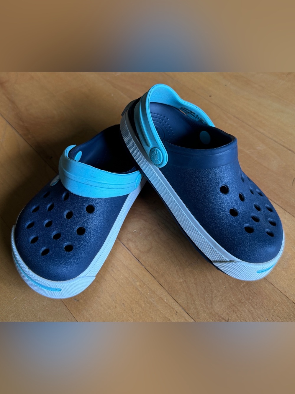 Crocs Crocband II Kids clogs shoes navy and ice blue colorway toddler 6-7